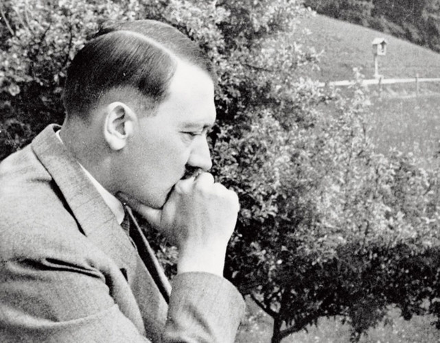 Hitler tạo dáng trầm ngâm trước máy ảnh giữa khung cảnh thiên nhiên yên bình ở Berchtesgaden.