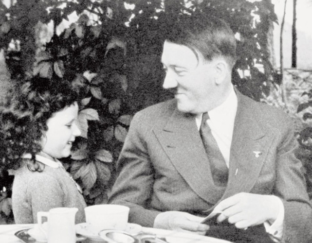 Adolf Hitler dùng bữa cùng với một cô bé.