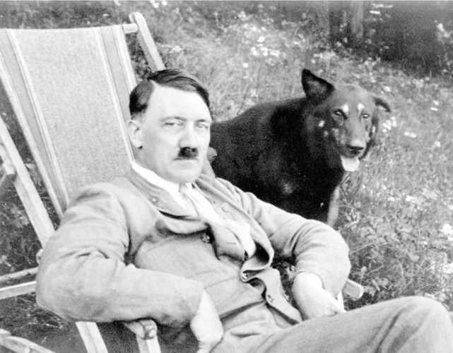 Giây phút nghỉ ngơi của Adolf Hitler bên chú chó chăn cừu Đức Muck.