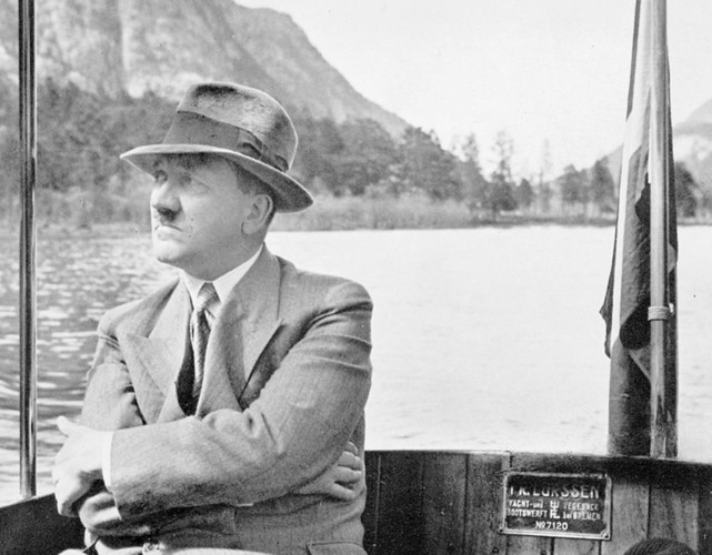 Trùm phát xít trầm ngâm ngắm cảnh khi đi thuyền trên hồ Königssee ở Berchtesgaden.