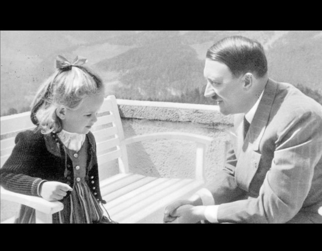 Cô bé Rosa Bernile Nienau đã ghé thăm Hitler nhiều lần và thậm chí có cùng ngày sinh nhật với trùm phát xít.