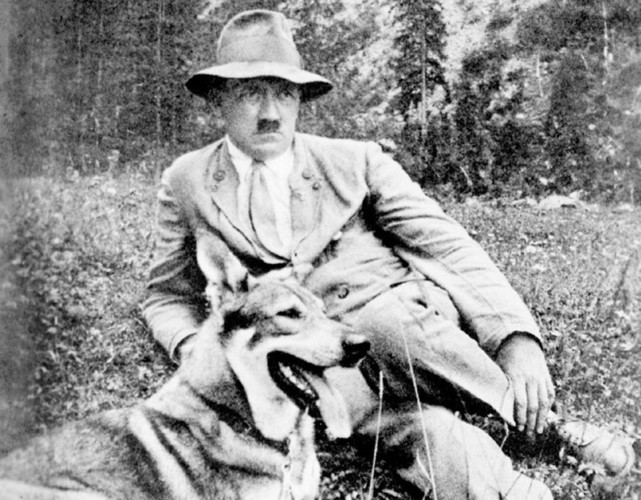 Bức ảnh chụp trùm phát xít Hitler và chú chó trung thành của ông là Blonda.
