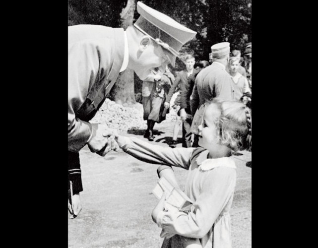 Adolf Hitler trò chuyện với cô bé Bernile - một vị khách thường ghé thăm mà trùm phát xít vô cùng yêu quý.