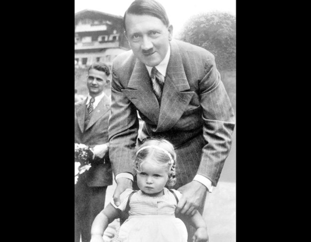Hitler tạo dáng chụp ảnh cùng một cô bé.