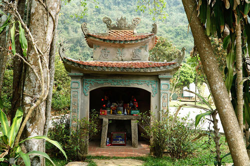 Ngôi đền hiện tại được xây mới trên nền móng của đền cũ. Dấu tích của công trình cổ được thờ dưới miếu nhỏ nằm dưới tán cây đa. Đền Gối Đại còn được gọi là đền Đại. Tên gọi Gối Đại nghĩa là sự nối tiếp của các thời đại với mong muốn đời sau luôn nhớ tới công ơn của người đi trước.