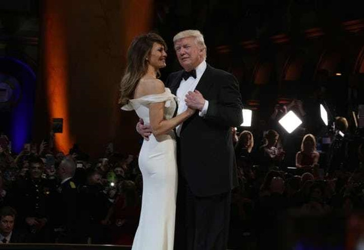 Làm việc không lương: Mặc dù cũng phải dành thời gian xuất hiện trước công chúng và trong các chuyến công du cùng chồng nhưng các Đệ nhất phu nhân không được trả lương. Theo tờ Marketplace, "Tổng thống và Đệ nhất phu nhân phải tự trả tiền cho việc ăn uống, tiệc tùng, các kỳ nghỉ, quản gia... của họ". Tổng thống Ronald Reagan thậm chí từng nói rằng: "Đệ nhất phu nhân là "nhân viên không lương" của chính phủ", đồng thời cho biết thêm rằng Đệ nhất phu nhân cũng "bận rộn chả kém gì" Tổng thống. Ảnh: White House Photo Office