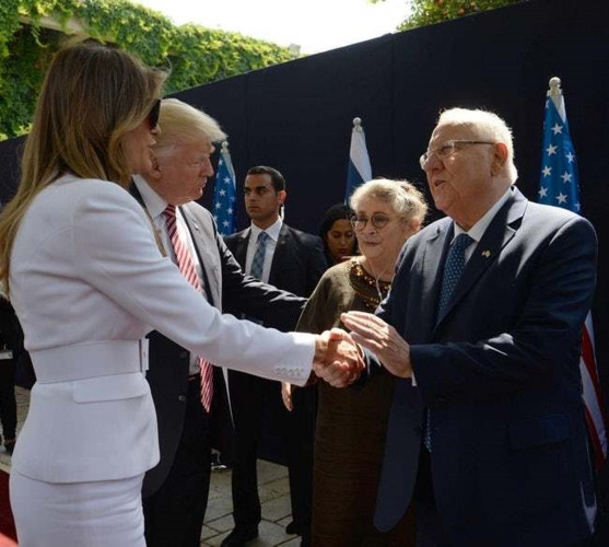 Không được tùy tiện nhận quà: Ngoài Tổng thống, các Đệ nhất phu nhân cũng nhận được những món quà khác nhau từ mọi người. Tuy nhiên, họ sẽ không thể tùy tiện nhận mọi món quà mà họ được tặng bởi theo Hiến pháp Mỹ, "mọi món quà và giá trị của nó phải được công khai và được coi là tài sản của chính phủ Mỹ. Trong trường hợp các món quà này là của bạn bè hoặc những người thân thiết, Đệ nhất Phu nhân có thể mua lại chúng với số tiền mà chính phủ định giá". Ảnh: Government Press Office