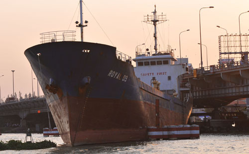 Tàu hàng mang số hiệu Royal 09 đâm vào thành cầu Đồng Nai vào ngày 15/4.