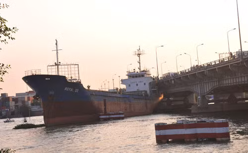 Tàu hàng Royal 09 gặp sự cố đứt neo, trôi dạt và va vào thành cầu Đồng Nai. Ảnh Thanh Hải