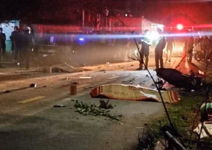  Hai xe máy đi ngược chiều đâm nhau, 3 người tử vong: Tối 1/1, xe máy do Trần Văn Đức (SN 2005, trú huyện Phú Vang, tỉnh Thừa Thiên Huế) điều khiển, chở Nguyễn Thanh Nam (SN 2006, cùng trú ở địa phương) Khi đến xã Vinh Xuân, xảy ra va chạm với xe máy do Phạm Văn Nhật (SN 2001, trú TP Huế) điều khiển, chở Lê Viết Bi (SN 1998, trú xã Phú Hải, huyện Phú Vang) lưu theo hướng ngược lại. Hậu quả, 3 người tử vong.