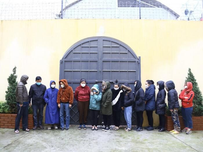  Triệt xóa đường dây lô đề với mức giao dịch hơn 350 triệu đồng mỗi ngày: Ngày 2/1, Công an Thành phố Hà Tĩnh cho biết, vừa bắt giữ, triệu tập đấu tranh với 14 đối tượng có liên quan đến đường dây đánh bạc bằng hình thức lô đề với số tiền giao dịch mỗi ngày hơn 350 triệu đồng. Công an xác định đường dây lô đề trên gồm 3 cấp đại lý, hoạt động có tổ chức, mang tính chuyên nghiệp, trao đổi qua tin nhắn trên mạng xã hội.