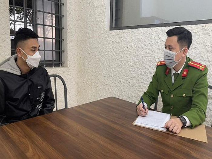  Mâu thuẫn với bạn gái, nam thanh niên đập phá quán karaoke: Do mâu thuẫn với bạn nữ trong quá trình hát, Hoàng Thế Anh (SN 1993, trú huyện Hương Sơn, Hà Tĩnh) đã phá hủy nhiều tài sản trong quán. Đáng chú ý, trong thời điểm dịch bệnh, quán karaoke Red Bull vẫn mở chui bất chấp lệnh cấm của tỉnh Hà Tĩnh. Ngày 2/1, Thế Anh bị Công an huyện Hương Sơn bắt tạm giam.