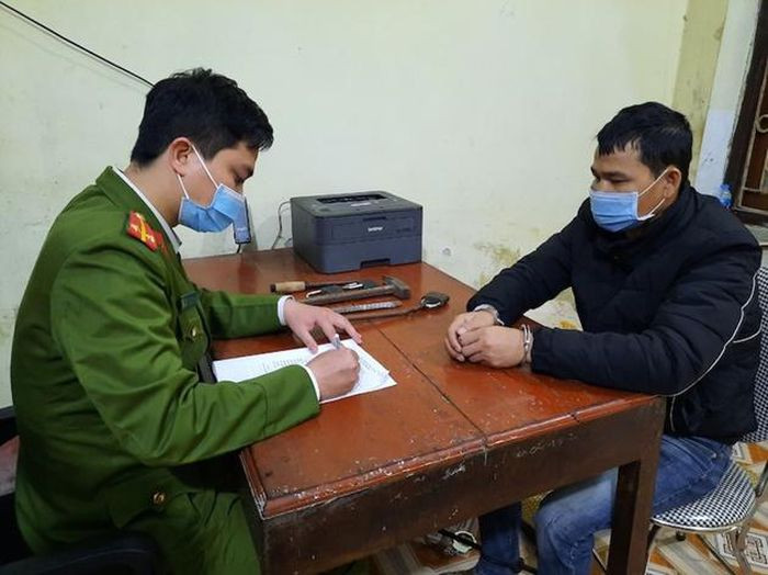  Nửa đêm khống chế bảo vệ cướp tiền ngân hàng: Do không có công việc ổn định và bị đòi nợ, Vũ Văn Ninh (SN 1985, trú huyện Cẩm Giàng, Hải Dương) đột nhập vào Ngân hàng Agribank - Chi nhánh huyện Cẩm Giàng khống chế, trói bảo vệ rồi phá 2 két sắt của ngân hàng nhưng không được nên bỏ về nhà. Ngày 2/1, Công an huyện Cẩm Giàng cho biết đã khởi tố bị can, bắt tạm giam Ninh. 