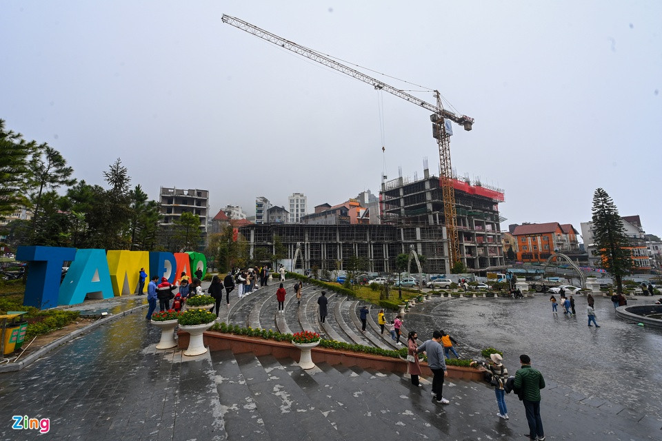 Ngày 1/1, thị trấn Tam Đảo chìm trong làn sương, nhiệt độ hạ thấp chỉ ở mức 10-12 độ C. Thời tiết trong lành, mát mẻ khiến nơi này trở thành điểm đến ưa thích của rất đông du khách, đặc biệt trong những dịp nghỉ lễ ngắn ngày. 