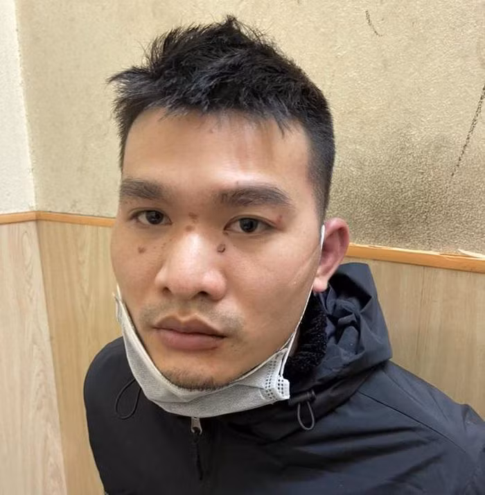  Đe dọa tạt axit để "tống tiền" các gia đình giàu có: Do ham chơi bời, cờ bạc dẫn đến nợ nần, Dương Văn Tuyền (SN 1996, trú huyện Tiên Lãng, Hải Phòng) nảy sinh ý định tìm các gia đình giàu có ở huyện Tiên Lãng (TP Hải Phòng) để đe dọa tạt axit nhằm chiếm đoạt tài sản. Ngày 9/1, Công an huyện Tiên Lãng cho biết đang tạm giữ Tuyền để điều tra, làm rõ. 