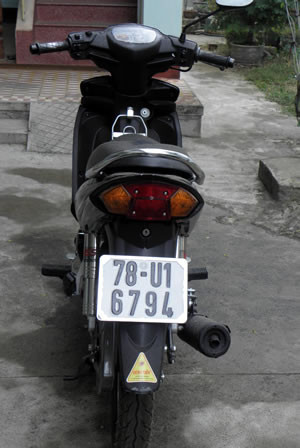 Một tuần trôi qua. Bỗng có nguồn tin, Công an phường Nhơn Phú đang giữ một chiếc xe máy không gắn biển số không rõ của ai bỏ trong bụi cây ven đường Tây Sơn đã nhiều ngày. Hệ thống lại diễn biến vụ việc kết hợp với những thông tin liên quan, trinh sát nhận định có thể chiếc xe này xuất phát từ thị xã Sông Cầu, Phú Yên.