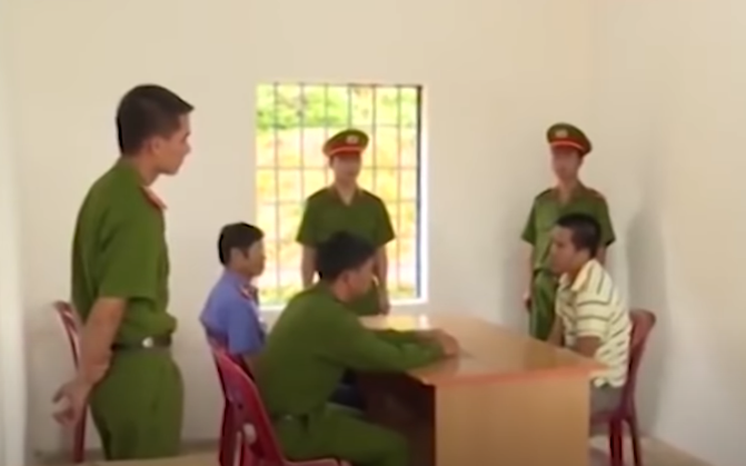 Các điều tra viên đấu tranh với Huy, cuối cùng y cũng khai nhận hành vi tội ác.