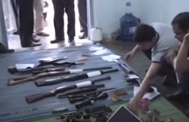 Sau khi bắt giữ được đối tượng Huy, Công an thực hiện khám xét căn nhà và vô cùng bất ngờ khi đối tượng có tàng trữ nhiều vũ khí như súng, gần 100 viên đạn. Tuy nhiên, khi được hỏi về chiếc xe để trong nhà, Huy khai rằng của người có tên Đỗ Hoàng Bình. Sau quá trình đấu tranh, Huy mới chịu khai nhận mình chính là hung thủ ra tay giết hại anh Vinh để cướp chiếc xe ô tô Innova.