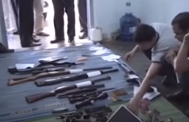 Sau khi bắt giữ được đối tượng Huy, Công an thực hiện khám xét căn nhà và vô cùng bất ngờ khi đối tượng có tàng trữ nhiều vũ khí như súng, gần 100 viên đạn. Tuy nhiên, khi được hỏi về chiếc xe để trong nhà, Huy khai rằng của người có tên Đỗ Hoàng Bình. Sau quá trình đấu tranh, Huy mới chịu khai nhận mình chính là hung thủ ra tay giết hại anh Vinh để cướp chiếc xe ô tô Innova.