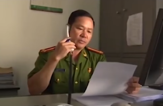 Trong thời gian này, Công an Bảo Lộc có báo cáo ngày 24/8/2015, có tiếp nhận đơn trình báo mất tích của người thân một tài xế taxi tên Hoàng Thế Vinh (SN 1980, trú phường Tân Lập, TP Buôn Ma Thuột), chuyên nhận chở khách tuyến Đắk Lắk - Bảo Lộc. Qua làm việc với hãng xe và gia đình nạn nhân, lực lượng chức năng xác định được thi thể trong rừng thông chính là anh Hoàng Thế Vinh.