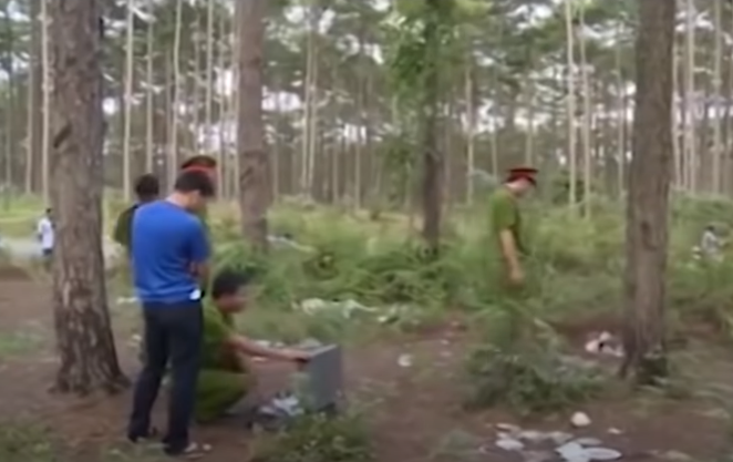 Các cán bộ xác định đây là vụ án mạng bắn bằng súng, thời gian gây án trước khi phát hiện thi thể khoảng 10 ngày. Tuy nhiên, khó khăn của các điều tra viên là thi thể được phát hiện ở rừng thông vắng vẻ, xa khu dân cư, thông tin về nạn nhân vô cùng hiếm hoi. Tung tích về nạn nhân được các cán bộ điều tra khẩn trương tiến hành. Các thông tin trao đổi với Công an các tỉnh khác liên tục được gửi đi.