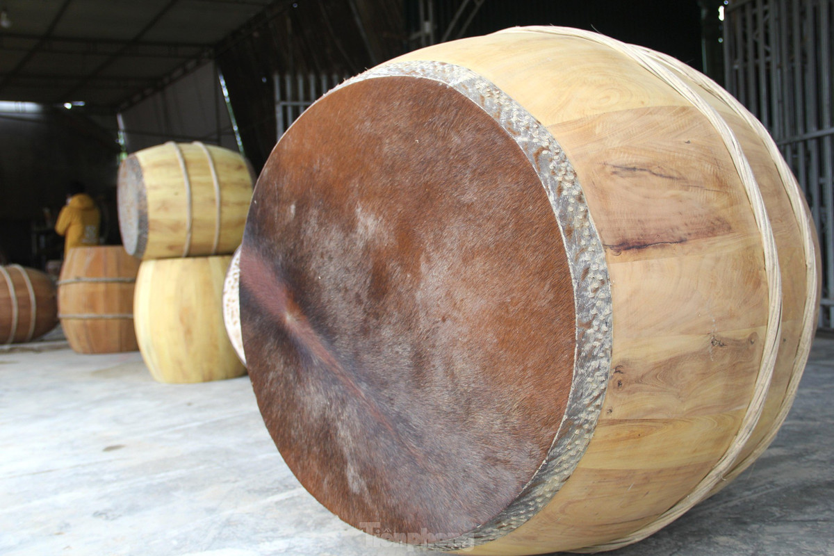 Còn 1 tháng nữa là tới Tết Nguyên đán, những ngày này, các cơ sở làm trống da ở xã Đại Đồng (huyện Thanh Chương, Nghệ An) lại trở nên náo nhiệt bởi âm vang của những tiếng trống được chủ và khách thử trước lúc mua bán vang vọng từ xa.