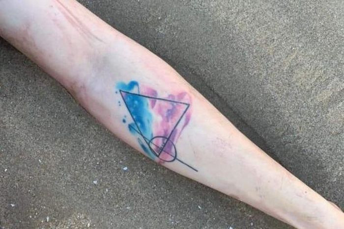  Thi thể nam giới có hình xăm tam giác trôi dạt vào bờ biển: Sáng 4/1, nhiều người dân đang đi trên bờ biển thì hoảng hốt phát hiện một thi thể nam giới trôi dạt vào bãi cát trên bờ biển gần khu vực bãi tắm tại số 2 Hạ Long, phường 2, TP Vũng Tàu, Bà Rịa - Vũng Tàu. Thời điểm phát hiện, thi thể trong tình trạng mặc đồ tắm, trên cánh tay trái có hình xăm tam giác hoa văn... 