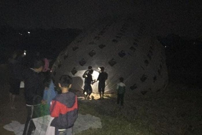  Đã xác định được vật thể rơi từ trên trời xuống cánh đồng Phú Thọ: Ngày 4/1, UBND huyện Thanh Ba, tỉnh Phú Thọ cho biết, đã có thông tin chi tiết về vật thể lạ rơi từ trên trời xuống địa bàn huyện. Quá trình dịch ý nghĩa của các chữ viết trên tờ giấy, cơ quan chức năng xác định nội dung chính của thông điệp là vật thể lạ trên là chiếc khí cầu đến từ Kayin, bang Karen, Myanmar nhân kỷ niệm ngày Tết Karen (ngày 2/1/2022). 