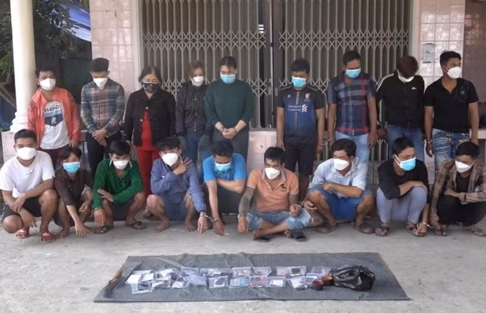  Vây bắt ổ bạc, phát hiện 5 người dương tính COVID-19: Ngày 4/1, Công an huyện Tam Nông, tỉnh Đồng Tháp cho biết vừa bắt quả tang 23 người tụ tập lắc tài xỉu ăn tiền. Tại hiện trường công an tạm giữ hơn 61 triệu đồng trên đường các con bạc, 01 bộ lắc tài xỉu, 14 xe máy và một số tang vật khác có liên quan. Đặc biệt qua test nhanh cho kết quả có 5 người dương tính với COVID-19.