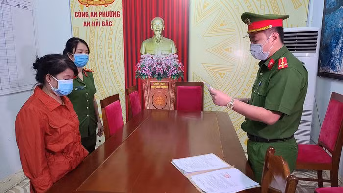  Bảo mẫu làm giả sổ đỏ vay gần 1,4 tỷ đồng: Sau khi lên mạng đặt mua nhiều sổ đỏ giả, Đoàn Thị Kim Thanh (35 tuổi, ngụ phường An Hải Bắc, quận Sơn Trà, Đà Nẵng là bảo mẫu 1 nhóm lớp giữ trẻ) đã mang đi cầm cố, lừa đảo nhiều người chiếm đoạt với tổng số tiền gần 1,4 tỷ đồng. Ngày 5/1, Công an quận Sơn Trà cho biết đã bắt tạm giam Thanh để điều tra, làm rõ. 