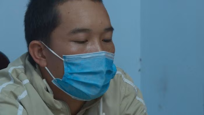  Gã đàn ông nhiều lần giao cấu với nữ sinh lớp 8: Trương Kiến Đoan (30 tuổi trú tại xã Ea Kao, TP Buôn Ma Thuột, Đắk Lắk) làm nghề thợ xây. Trong thời gian xây bờ kè hồ cho một gia đình ở cùng xã, Đoan làm quen và lấy Facebook kết bạn với con gái chủ nhà ( học sinh lớp 8) và có nhiều lần quan hệ tình dục với nữ sinh này. Ngày 5/1, Công an TP Buôn Ma Thuột cho biết đang tạm giữ Đoan để điều tra, làm rõ.