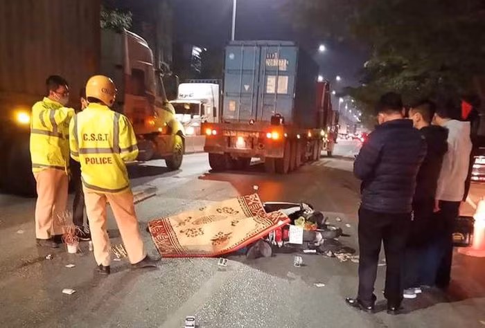  Va chạm với ô tô đầu kéo, chồng tử vong, vợ bị thương: Tối 4/1, xe đầu kéo do Dương Văn H. (SN 1990, ở Hải Dương) điều khiển khi đến phường Đông Hải quận Lê Chân, Hải Phòng thì va chạm với xe máy do ông Nguyễn Văn C. (SN 1974, trú quận Ngô Quyền) điều khiển đi cùng chiều, phía sau chở vợ. Hậu quả, người chồng tử vong, người vợ bị thương nặng. 