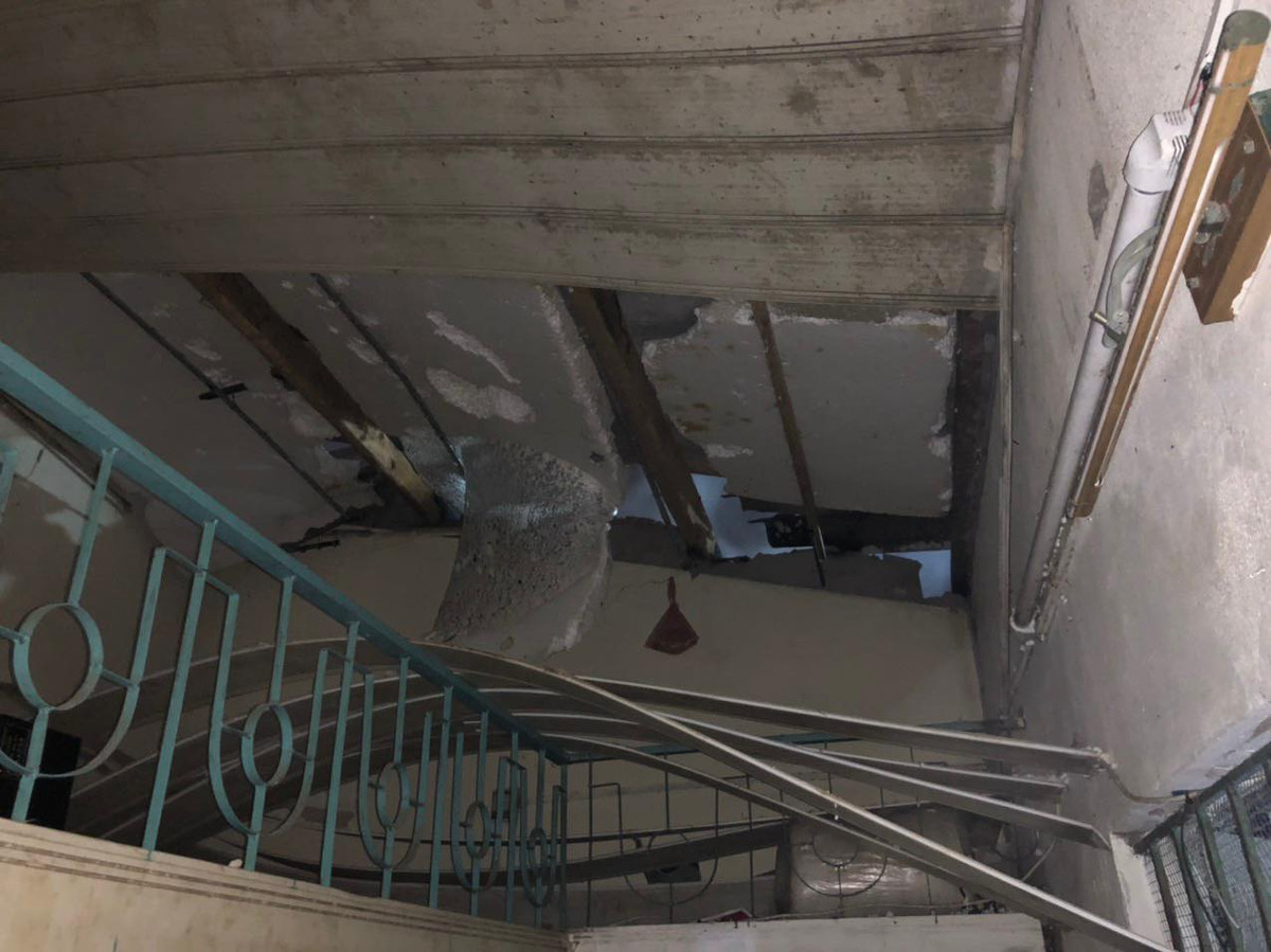 Tại hiện trường, lực lượng chức năng phát hiện 2 xe máy bị cháy trơ khung, 1 bình gas loạt 12kg, vật dụng gia đình, mái lợp Proximang vị vỡ hoàn toàn.