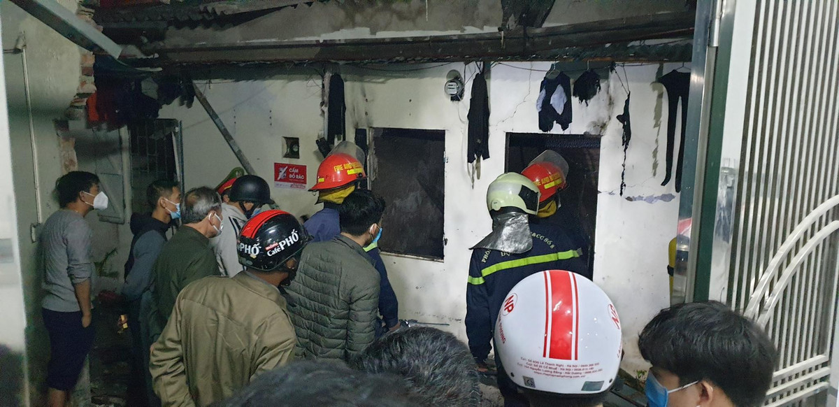 Bước đầu, cơ quan Công an xác định là nổ khí gas thoát ra ngoài phòng trọ, làm chết 3 nạn nhân. Cơ quan Công an đang xác minh nhân thân người thứ 3, nghi là em trai anh H. Hiện vụ nổ lớn trong căn nhà trọ ở Hà Nội khiến 3 người tử vong đang được cơ quan chức năng điều tra, làm rõ.