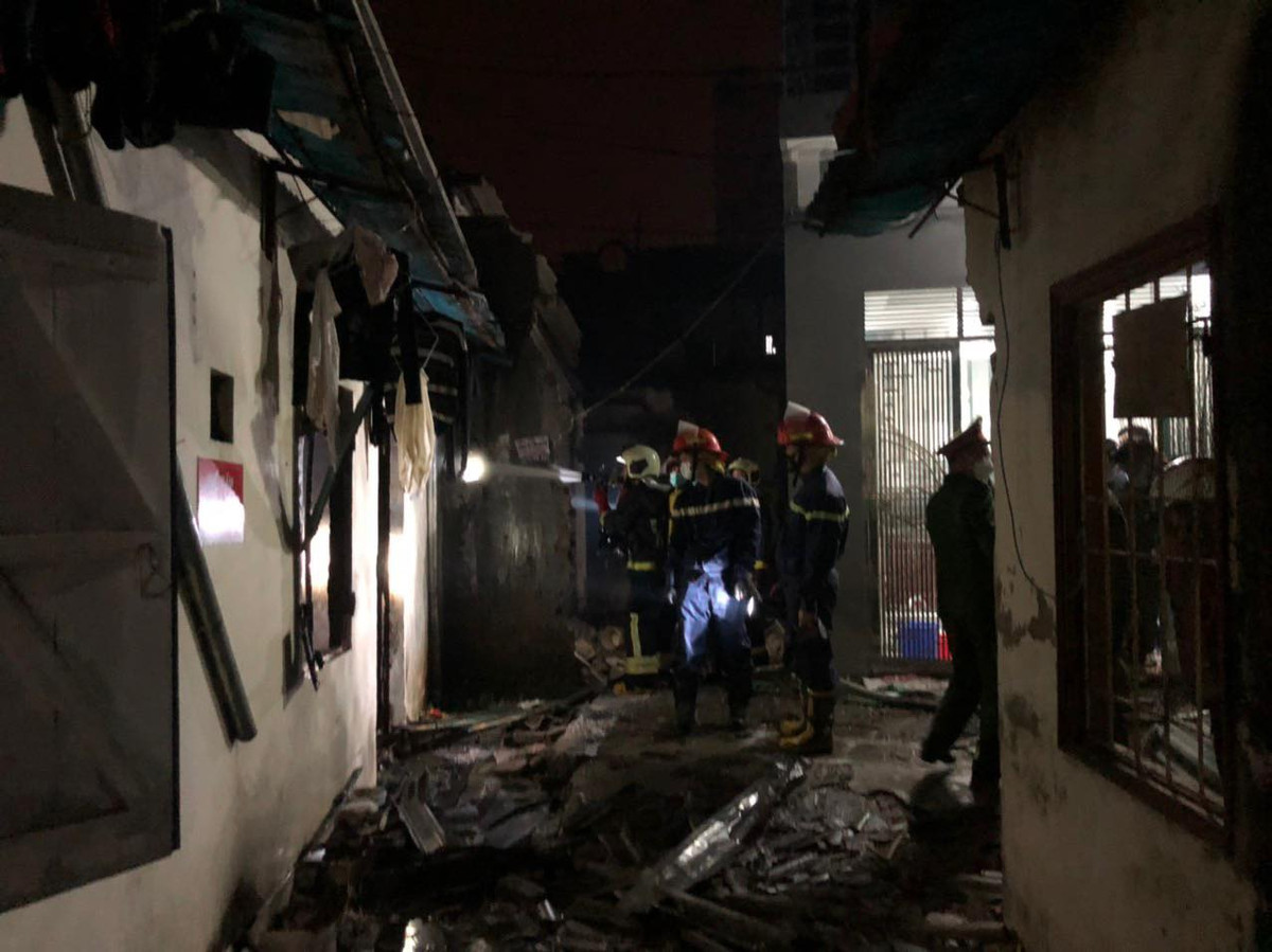 Ngay sau đó, người dân và Đội Cảnh sát PCCC Công an quận Hoàng Mai đã dập tắt được đám cháy.