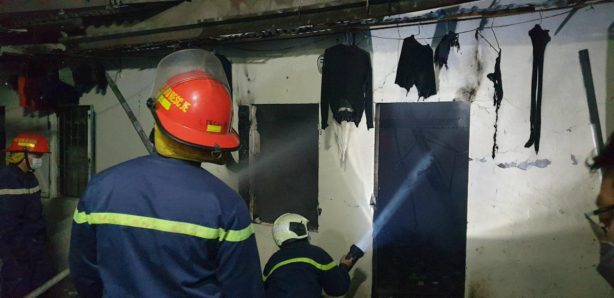 Theo thông tin từ Công an quận Hoàng Mai, Hà Nội cho biết, khoảng 21h30 ngày 3/1, Công an phường Định Công, quận Hoàng Mai nhận được tin báo của quần chúng nhân dân, tại nhà trọ ở địa chỉ H4, cuối nghách 79, ngõ 18 phố Định Công Thượng, quận Hoàng Mai về việc nổ lớn trong căn nhà trọ tại nơi đây.