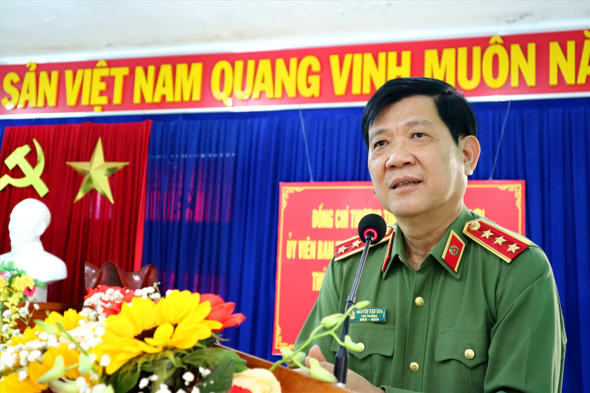  Thượng tướng Nguyễn Văn Sơn sinh năm 1961, quê quán TP Đà Nẵng. Thượng tướng Nguyễn Văn Sơn từng đảm nhiệm các chức vụ: Phó Giám đốc Công an thành phố Đà Nẵng; Giám đốc Công an thành phố Đà Nẵng; Phó Tổng cục trưởng Tổng cục Chính trị Công an nhân dân, Bộ Công an.