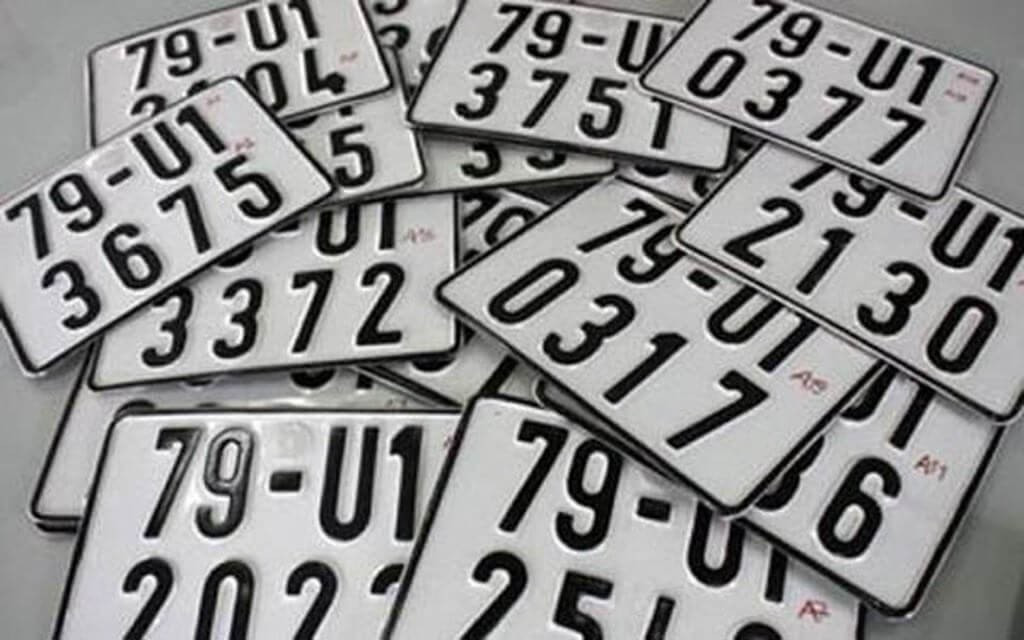 Sản xuất biển số trái phép: Mức phạt cũ đối với cá nhân 3-5 triệu đồng, tổ chức 6-10 triệu đồng. Mức phạt mới 30-35 triệu đồng, tổ chức 60-70 triệu đồng.