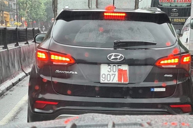 Dán, che mờ biển số ô tô, để biển số xe không rõ chữ, số: Mức phạt cũ 800 nghìn - 1 triệu đồng. Mức phạt mới 4-6 triệu đồng. 