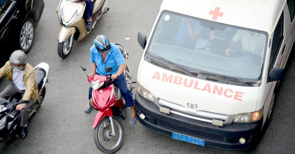 Không nhường đường hoặc gây cản trở xe ưu tiên đang phát tín hiệu ưu tiên đi làm nhiệm vụ: Mức phạt cũ 600 nghìn -1 triệu đồng. Mức phạt mới 1-2 triệu đồng. (Ảnh minh họa)