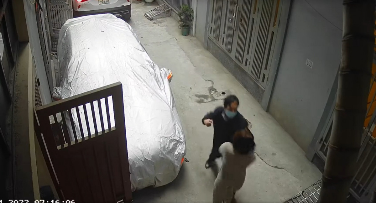 Ha Noi: Dinh chi cong tac Pho Vu truong dam vao mat nguoi phu nu