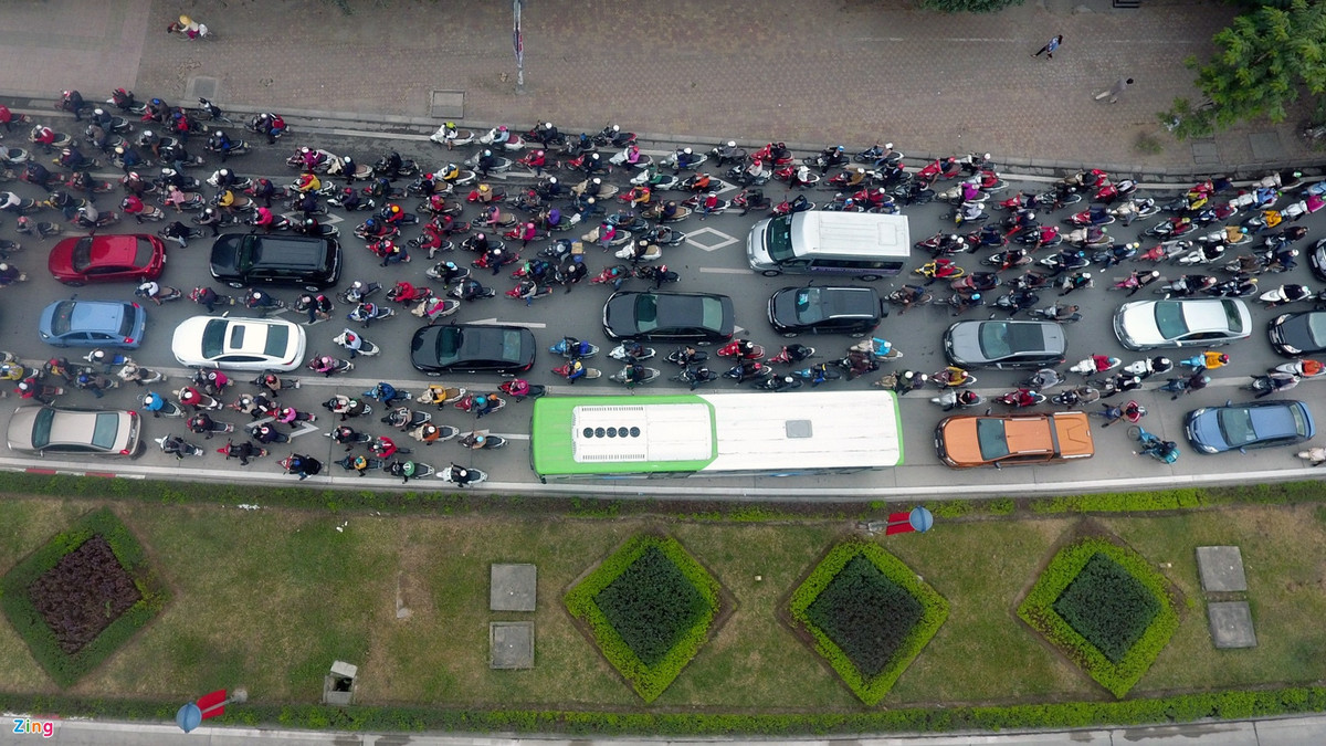 Từ ngày 6/11, đường từ trung tâm thủ đô về các quận Nam Từ Liêm, Hà Đông, Thanh Xuân, có 3 loại phương tiện giao thông công cộng để người dân lựa chọn nhưng dù sử dụng phương tiện nào họ cũng phải đối mặt với những bất cập khác nhau. Sự xuất hiện của tàu điện tuyến Cát Linh - Hà Đông có nhiều ưu điểm nhưng chưa hoàn toàn thuận tiện đối với đa số. Hiệu quả của dự án này vẫn phải chờ sự trả lời của thời gian.