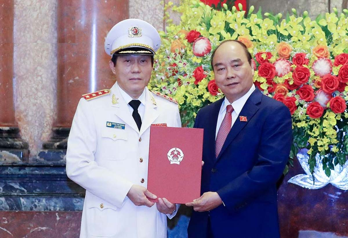 Chủ tịch nước Nguyễn Xuân Phúc nhấn mạnh các thứ trưởng được thăng cấp bậc hàm hôm nay là những cán bộ, sĩ quan ưu tú được Đảng, Nhà nước, nhân dân tin tưởng, trao giữ các trách nhiệm quan trọng trong lãnh đạo, chỉ huy lực lượng Công an nhân dân...