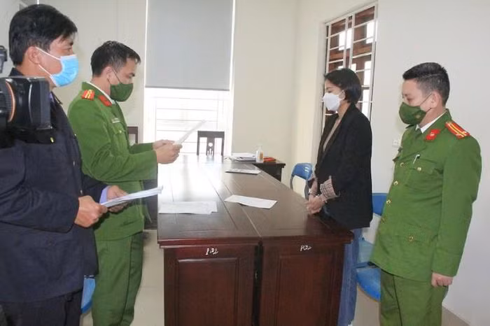  Làm giả tin nhắn "đã chuyển tiền" để chiếm đoạt tiền tỷ: Với chiêu thức làm giả hình ảnh chụp màn hình chuyển tiền chơi bát phường qua tài khoản Internet Banking, Đào Thị Duyên (34 tuổi, trú TP Vinh, Nghệ An) đã chiếm đoạt hàng tỷ đồng. Ngày 6/1, Công an tỉnh Nghệ An cho biết đã khởi tố bị can, bắt tạm giam Duyên để điều tra, làm rõ.