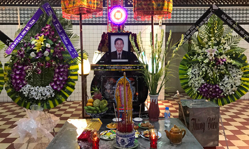 Cảnh u buồn, ảm đạm trong cơn mưa chiều tại đám tang của ông Thuỵ ở nhà Tang lễ bệnh viện Nguyễn Tri Phương.