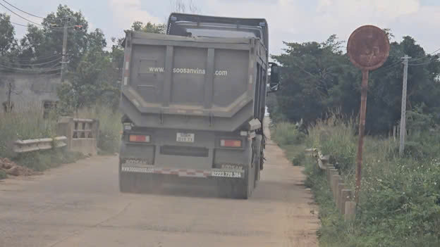 Đắk Lắk: Xe chở khoáng sản có dấu hiệu quá tải, gây ô nhiễm - Hình 3 Dak Lak: Xe cho khoang san co dau hieu qua tai, gay o nhiem-Hinh-3