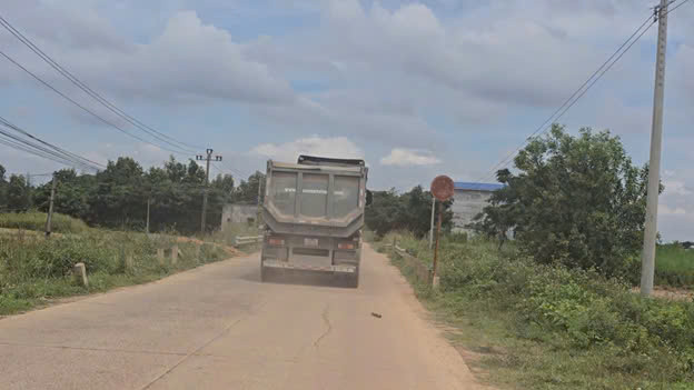 Đắk Lắk: Xe chở khoáng sản có dấu hiệu quá tải, gây ô nhiễm - Hình 2 Dak Lak: Xe cho khoang san co dau hieu qua tai, gay o nhiem-Hinh-2