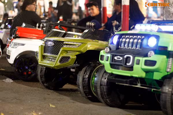 Ghi nhận của PV Kiến Thức, tối 8/1, bên trong khu vực phố đi bộ Hồ Gươm (quận Hoàn Kiếm, TP Hà Nội) xuất hiện hàng chục chiếc xe ô tô điện trẻ em của một số người dân cho thuê.