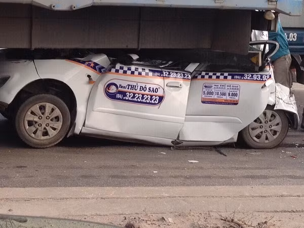 Thời điểm trên, nhiều người đang di chuyển trên cầu Thanh Trì hoảng hốt chứng kiến cảnh tượng 7 xe ô tô lần lượt va chạm, đâm vào nhau khi đang di chuyển theo hướng từ QL5 về Hà Nội. Riêng chiếc xe taxi bị chui lọt gầm sau một chiếc xe tải, bẹp nát.