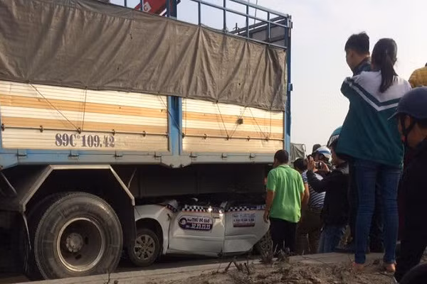 Thông tin với PV Kiến Thức về vụ tai nạn liên hoàn trên cầu Thanh Trì này, lãnh đạo đội CSGT số 14 - Phòng CSGT Công an TP Hà Nội - cho biết: "Có 6, 7 xe dồn toa nhau. Ngay khi tiếp nhận thông tin về tai nạn, lực lượng cảnh sát giao thông của đội CSGT số 14 đã khẩn trương đến hiện trường để xử lý. Hiện vẫn chưa rõ số người thương vong".